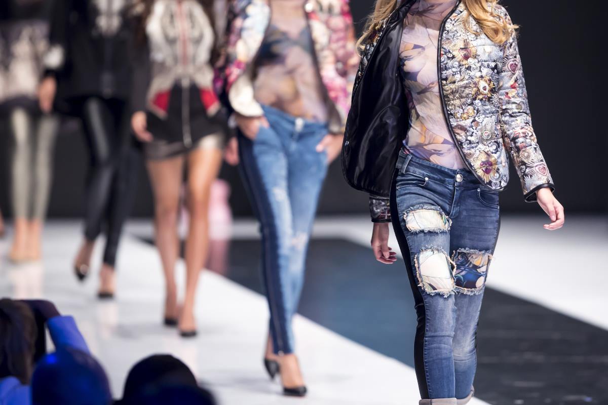 Moda: la minaccia del ‘fast fashion’ alla sostenibilità, la politica scende in campo