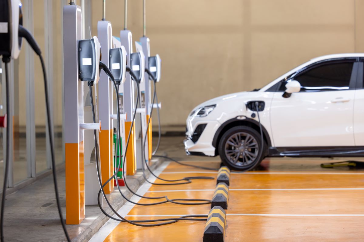 Auto elettrica, l’Italia supera i 50.000 punti di ricarica a uso pubblico